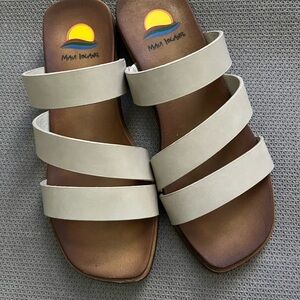 Muu Island Women's Tan Sandals